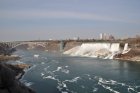 Pohled na americké vodopády, v pozadí americké město Niagara Falls a hraniční most