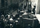 Rozebírání protitankového zátarasu v Rožmitálově ulici. Foto Muzeum Blansko