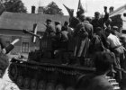 Sovětští vojáci jedou na ukořistěném německém tanku Pz Kpfw IV, pravděpodobně verze H nebo J. Pro identifikaci jsou na tanku namalovány velké rudé hvězdy. Foto Muzeum Blansko