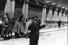 Protektorátní policista řídí dopravu. Foto Muzeum Blansko