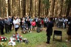 Setkání u hromadného hrobu v Žalově. Foto Radim Hruška