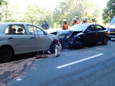 FOTO - U Jedovnic se po ránu čelně srazila dvě osobní auta