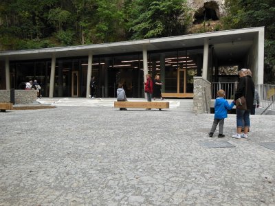 FOTO - Turisté už chodí do Punkevních jeskyní přes novou budovu