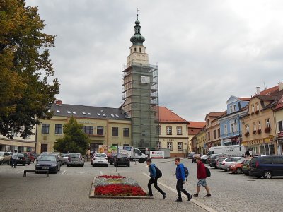Na věži historické radnice v Boskovicích se rekonstruuje fasáda
