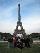 Studenti u Eifffelovy věže v Paříži. Foto Gymnázium Blansko