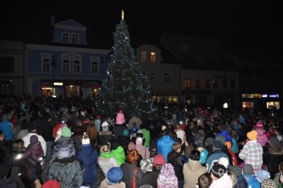 KAM O VÍKENDU: Ve městech a obcích se rozsvítí vánoční stromy