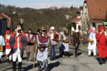 Průvod masek zval v Doubravici na tradiční Pochovávání basy