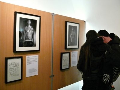 Na výstavě v muzeu jsou k vidění fotografie tetovaných lidí