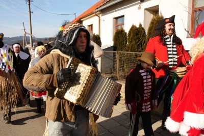 OBRAZEM: Maškary vyrazily do ulic v Újezdu i v Sebranicích