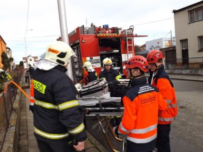 V bytě v Boskovicích hořelo, hasiči z něj zachránili dva muže
