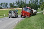OBRAZEM: Kamion se štěrkem skončil u Doubravice v příkopu