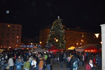 OBRAZEM: Na náměstí Republiky se rozsvítil vánoční strom