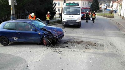 OBRAZEM: V centru Lysic se srazil autobus s osobním autem