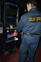 Celníci v Letovicích zabavili nelegální automaty. Foto: Celní správa ČR