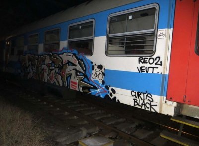 OBRAZEM: Sprejer v noci postříkal vlak odstavený v Letovicích