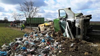 OBRAZEM: U Boskovic se v sobotu převrátil náklaďák s odpadky