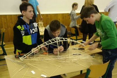 Školáci z regionu poznávali stavařinu, stavěli mosty ze špejlí