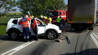 OBRAZEM: U Sebranic se čelně srazil osobák s nákladním autem