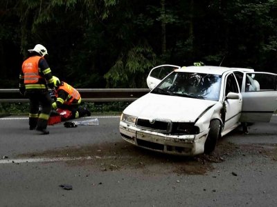 OBRAZEM: Nedaleko Boskovic havarovala škodovka, řidič byl opilý