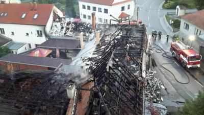OBRAZEM: V Cetkovicích nad ránem shořela střecha hospody