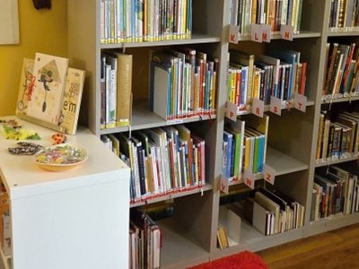 Obecní knihovna na Oboře po úpravách nabízí více místa i pohodlí