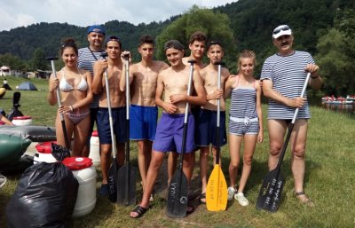 Jedovničtí školáci vyjeli na raftech na vodácký kurz na Vltavu