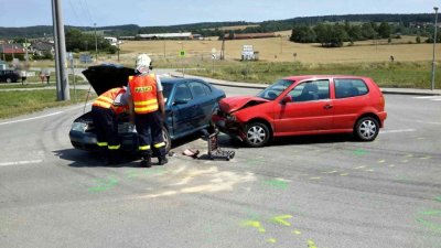 OBRAZEM: Dvě středeční nehody na křižovatce u Ráječka