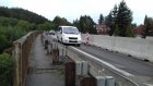 Po mostě u Černé Hory opět v jednom směru jezdí auta. Foto Michal Záboj