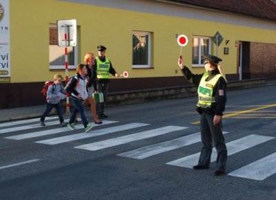 Bezpečné přecházení školáků v Černé Hoře teď hlídají policisté