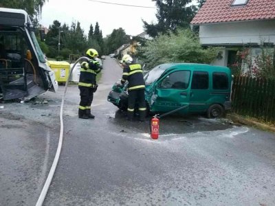 OBRAZEM: Auto v Bukovině narazilo do autobusu a začalo hořet