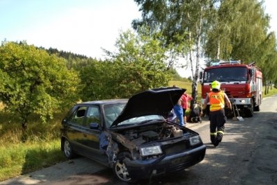 OBRAZEM: Osobní auto ve Svárově narazilo do stromu