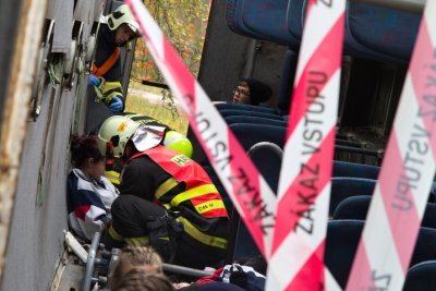 Při tragické nehodě autobusu u Holštejna zemřeli dva lidé, jen jako