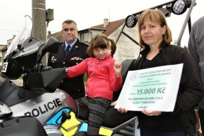 Eliška Trmačová z Velkých Opatovic rehabilituje díky daru policistů