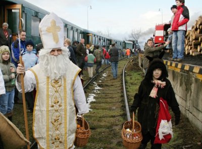 KAM O VÍKENDU: Historický parní vlak se vydá na Mikulášskou jízdu