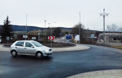 Nový rondel v Rájci už je hotový, most přes trať se otevře na jaře