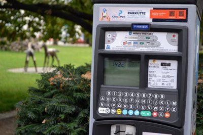 Řidiči v Boskovicích nově mohou platit parkovné mobilem