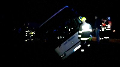 U Křtin havaroval autobus, hasiči zachraňovali cestující