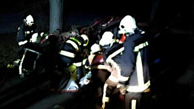 OBRAZEM: Zraněného řidiče museli vyprostit hasiči