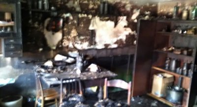 Při požáru rodinného domu v Černé Hoře se zranili dva lidé