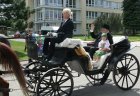 Po Sloupu vozil prezidenta Masaryka, jehož si zahrál důchodce Jiří Marek, kočár tažený koňmi. Foto PRÁVO Martin Jelínek
