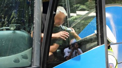 Policisté se zaměřili na autobusy, v krasu našli „hříšníka“