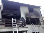 Hořel dům, jeho obyvatelům se podařilo před ohněm utéct