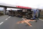 Kamion se v Letovicích převrátil na bok, nehoda uzavřela silnici