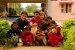 Kniha Sto dětí mi říká brácho popisuje život v Indii