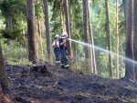 Nedaleko Blanska hořel les, s hašením pomáhal vrtulník
