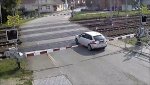 Projíždějící vlak na přejezdu v Rájci-Jestřebí málem smetl auto