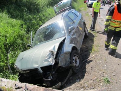 Auto se nedaleko Valchova srazilo s utrženým vozíkem a havarovalo do mostku