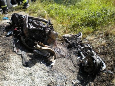 AKTUALIZOVANÉ - Motorkář při srážce zemřel, stroj shořel