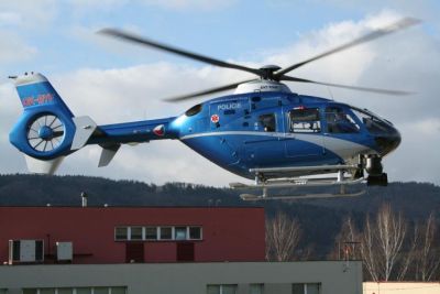 Řidiče na tahu Brno-Svitavy hlídal i vrtulník