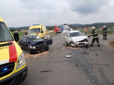 Srážka dvou aut u Šošůvky: šest zraněných a zablokovaná silnice